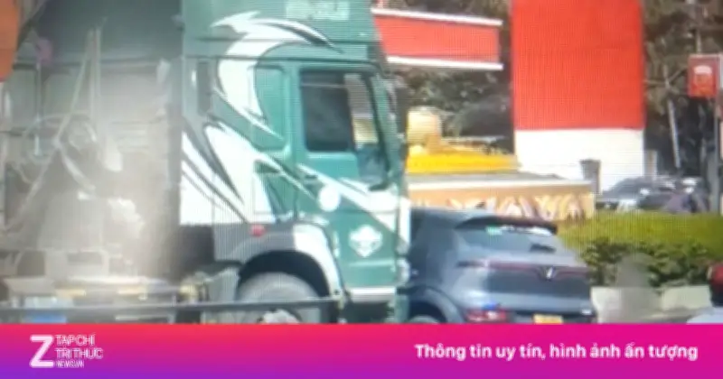 Xe ben đổ đất lên ô tô đang lùi tại Thủ Dầu Một, tài xế may mắn thoát nạn