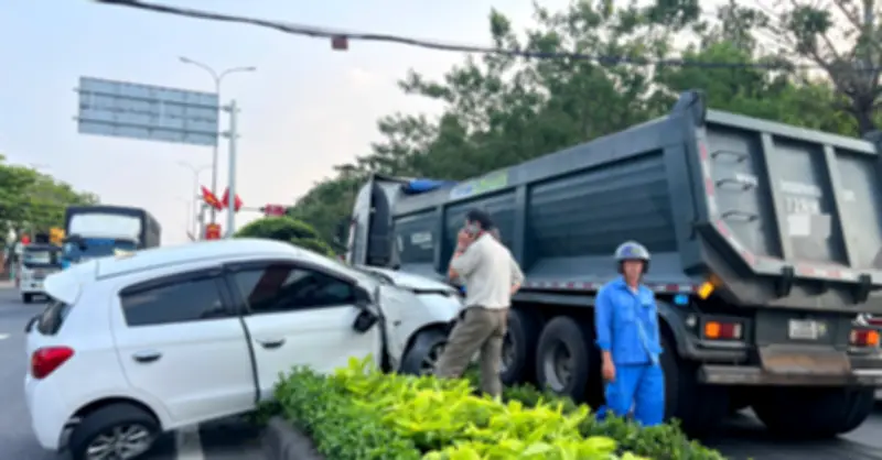 Xe ben và ô tô con va chạm trên cao tốc, giao thông ùn tắc nghiêm trọng