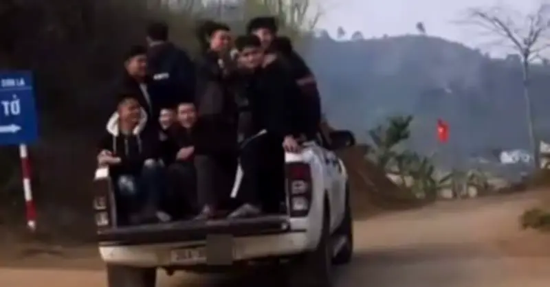 Xe bán tải chở gần 10 người, tài xế bị xử phạt nghiêm tại TP.HCM