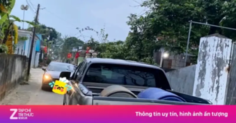 Xe bán tải chắn kín ngõ ở Nghệ An, chủ xe thách thức 'lùi xe mà đi'