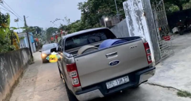 Xe bán tải đỗ chắn đường ở Nghệ An, tài xế bị tố thái độ thiếu hợp tác khi được nhắc nhở