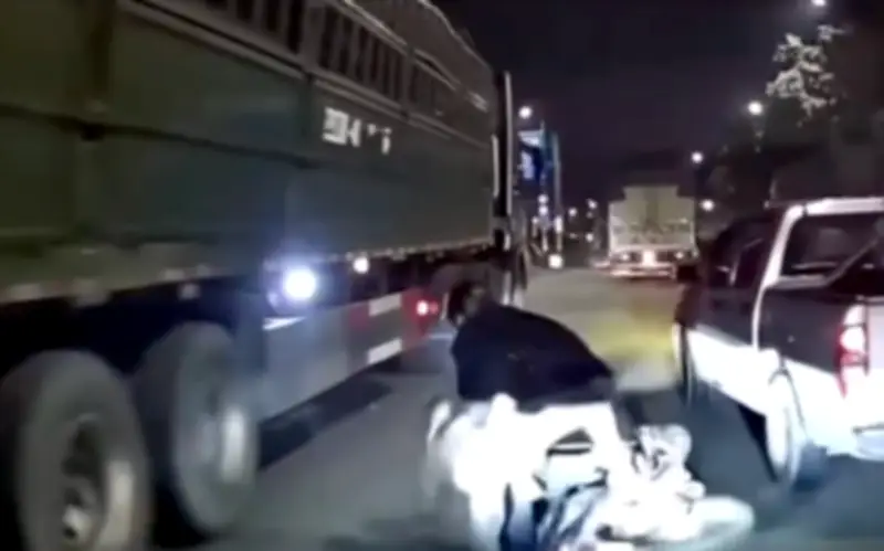 Xe bán tải tạt đầu khiến 3 người ngã xe máy ở Hà Nội, công an đang điều tra