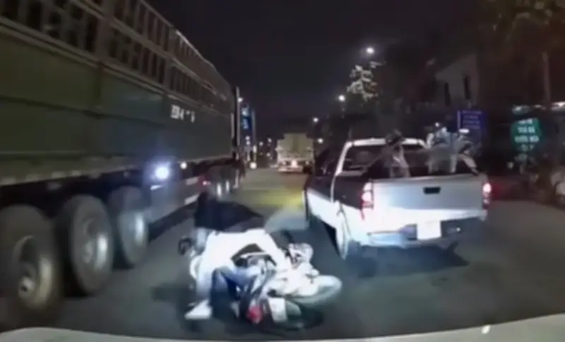 Xe bán tải tạt đầu ép xe máy ngã suýt bị container cuốn ở Hà Nội: Luật sư cảnh báo trách nhiệm hình sự