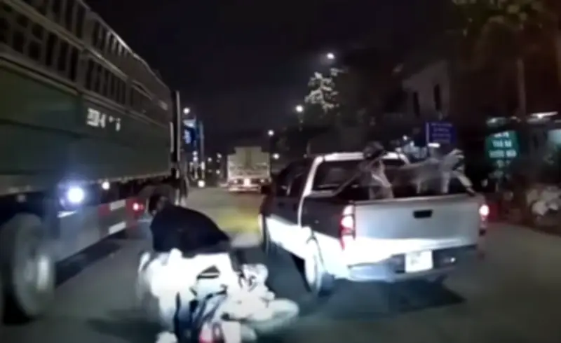 Xe bán tải tạt đầu xe máy chở 3 người trên đường Vành đai 3 Hà Nội