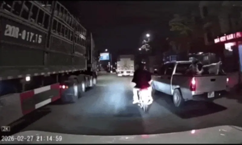 Xe bán tải tạt đầu xe máy suýt gây tai nạn nghiêm trọng trên Vành đai 3 Hà Nội