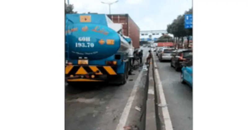 Xe bồn tông đuôi xe container trên xa lộ Hà Nội, tài xế bị thương nặng, giao thông ùn ứ kéo dài