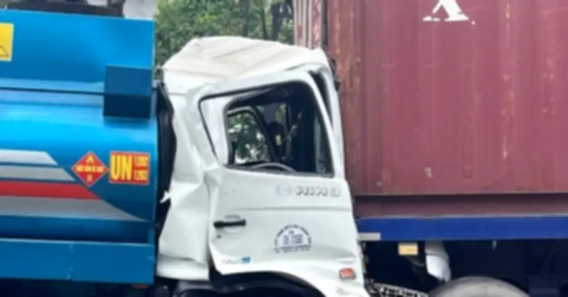 Xe bồn tông xe container, tài xế tử vong trong cabin tại Hà Nội