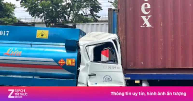 Xe bồn tông xe đầu kéo trên xa lộ Hà Nội, giao thông ùn tắc hơn 1 km