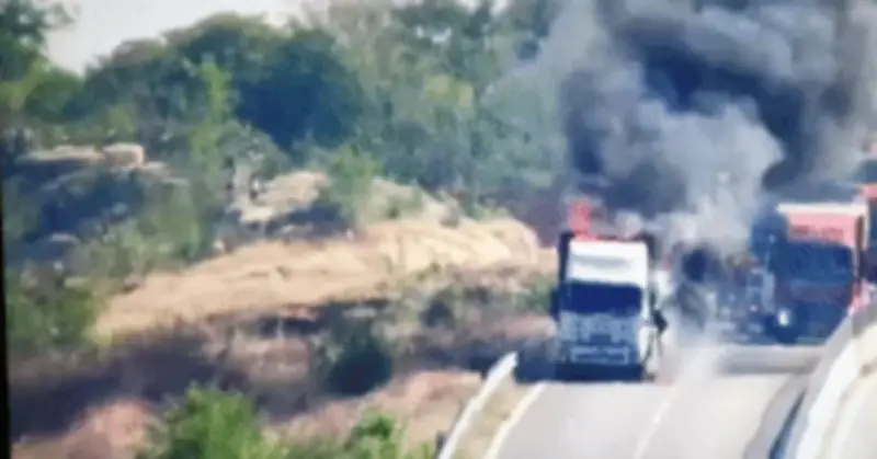 Xe chở máy móc chạy trên cao tốc Cam Lâm - Vĩnh Hảo, gây nguy hiểm giao thông