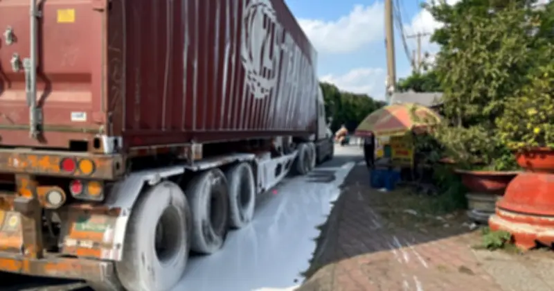 Xe container chở sơn lật đổ tại ngã tư Bình Phước, sơn trắng tràn ngập mặt đường
