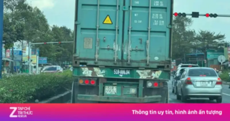 Xe container lạng lách, tạt đầu ôtô trên đường TP.HCM gây bức xúc