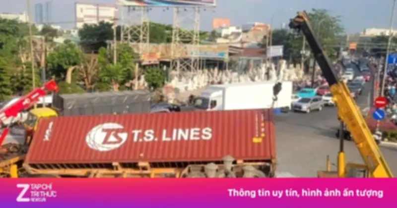 Xe Container Lật Giữa Vòng Xoay TP.HCM, Sơn Trắng Tràn Đường Gây Ùn Tắc