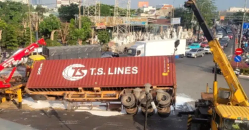 Xe container lật ngang giữa vòng xoay Tú Thành, sơn nước nhuộm trắng mặt đường