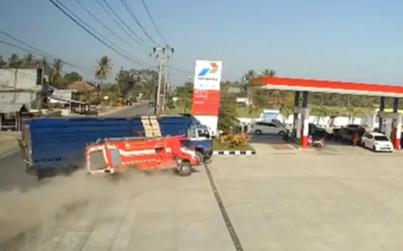 Xe cứu hỏa lao tốc độ cao đâm xe tải khi đang ứng cứu cháy ở Indonesia