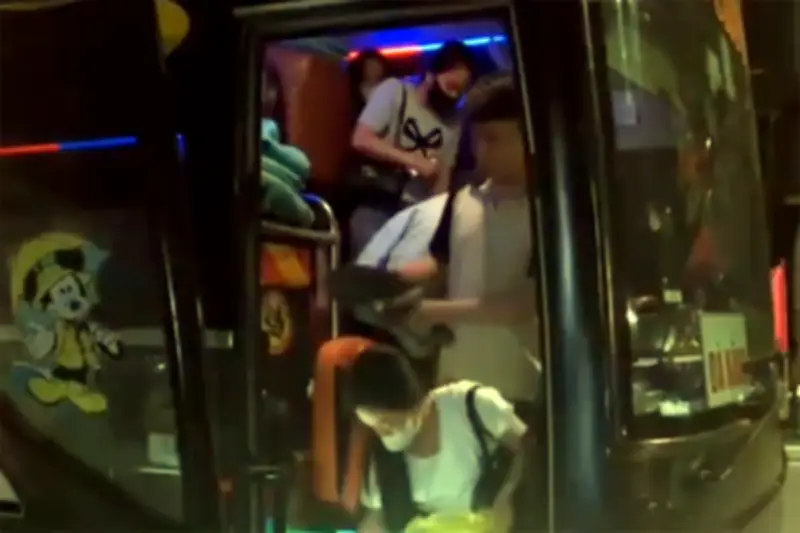 Xe giường nằm 38 chỗ chở 53 khách bị CSGT Đà Nẵng xử phạt, buộc sang tải