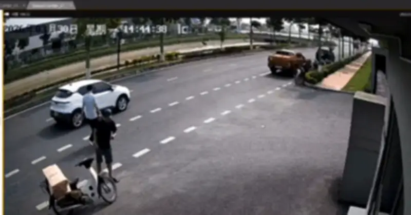 Xe điện VinFast VF5 dừng giữa đường đón khách, ô tô MG húc đuôi lật ngửa