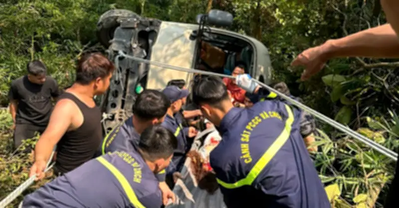 Xe khách 29 chỗ lao xuống taluy ở Phú Thọ, 7 người bị thương được cứu hộ kịp thời