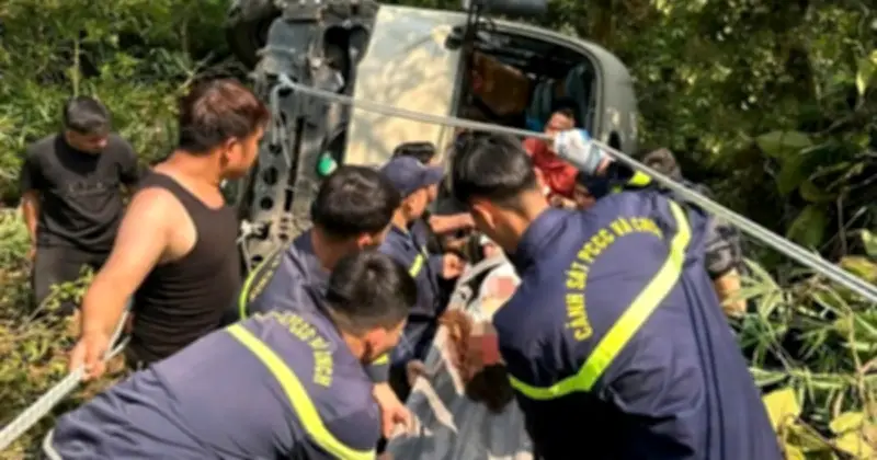 Xe khách 29 chỗ lật xuống vực ở Tam Đảo, 7 người bị thương được cấp cứu