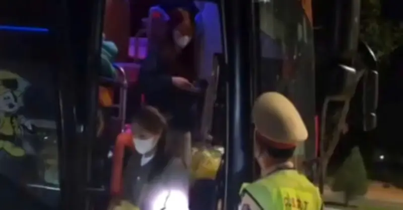 Xe khách 38 chỗ chở 53 người bị phạt nặng trên Quốc lộ 1 qua Đà Nẵng