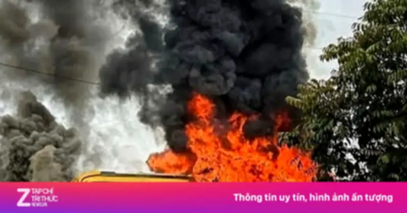 Xe khách 40 chỗ bốc cháy dữ dội tại cổng Khu công nghiệp Vân Trung, Bắc Ninh