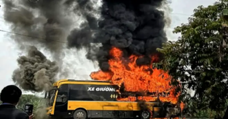 Xe khách bốc cháy dữ dội khi đang đỗ chờ công nhân tan ca tại Bình Dương