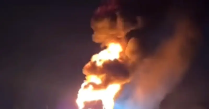 Xe khách bốc cháy dữ dội tại Đắk Lắk, hành khách thoát nạn an toàn