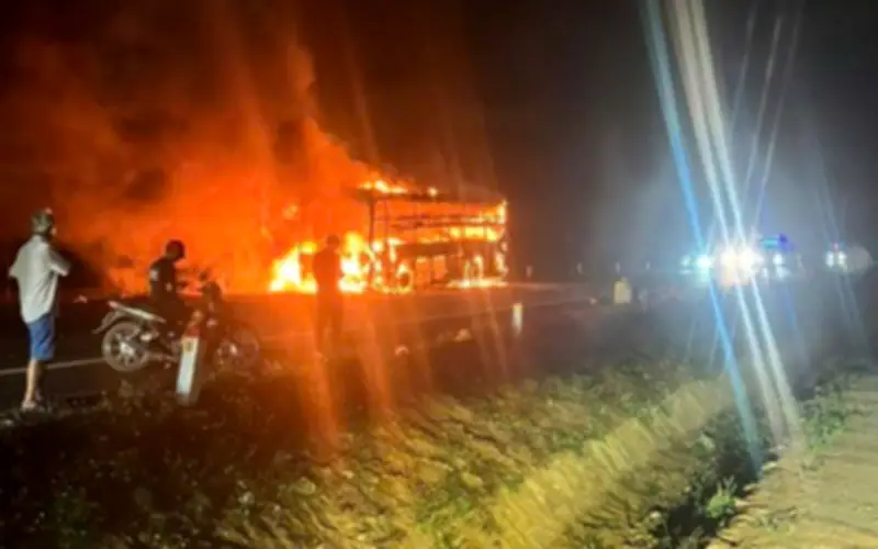 Xe khách bốc cháy dữ dội trên đường tránh Đắk Lắk, hành khách thoát nạn an toàn