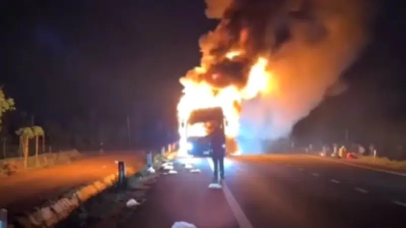 Xe Khách Bốc Cháy Trên Đường Hồ Chí Minh, May Mắn Không Có Thiệt Hại Về Người