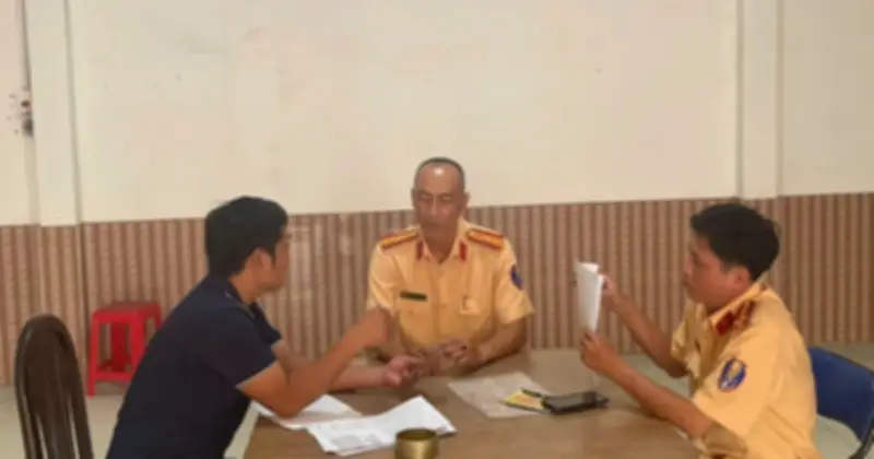 Xe khách chạy ngược chiều trên đường Tân Sơn: Tài xế đối diện mức phạt lên đến 20 triệu đồng