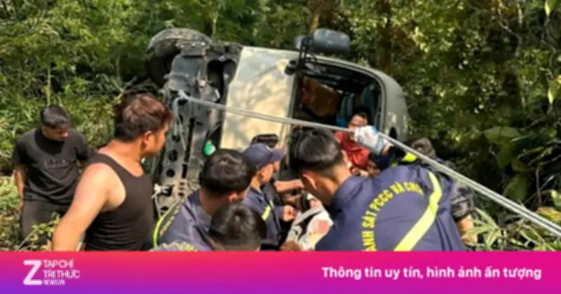 Xe khách du lịch lao xuống vực ở Tam Đảo, 7 người bị thương