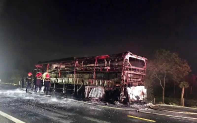 Xe khách giường nằm bốc cháy dữ dội giữa đêm tại Đắk Lắk, 46 hành khách thoát nạn