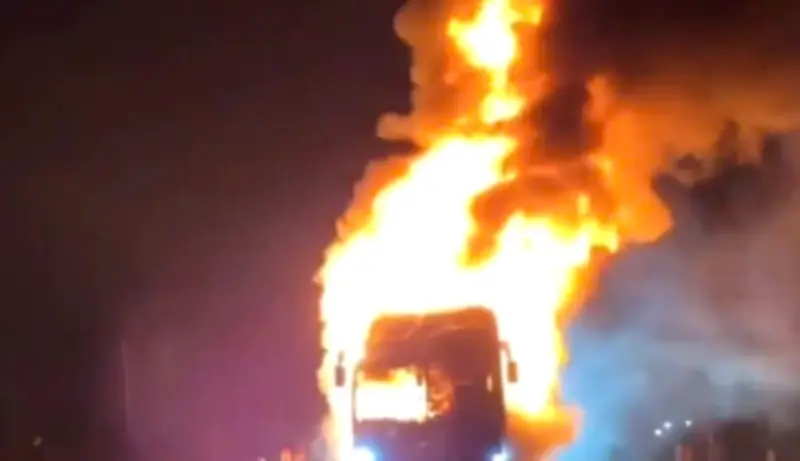 Xe khách giường nằm bốc cháy dữ dội tại Đắk Lắk, tài xế và phụ xe ứng phó kịp thời