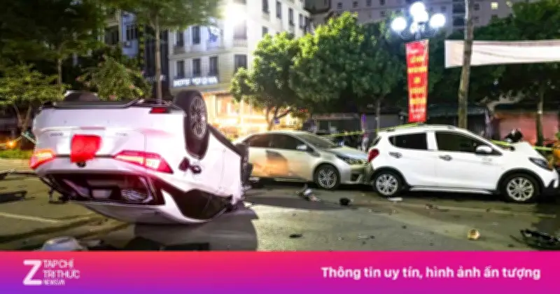 Xe Lexus 'điên' tông liên hoàn, lật ngửa trên phố Trung Kính, Hà Nội