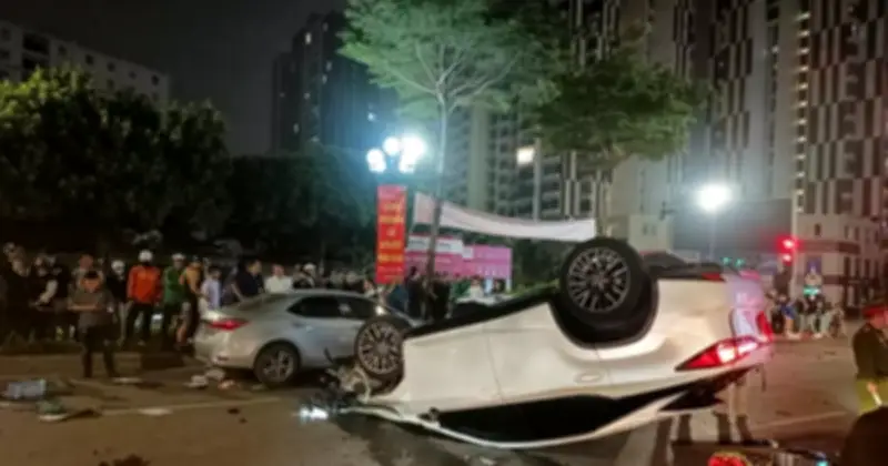 Xe Lexus tăng tốc gây tai nạn liên hoàn tại ngã tư Hà Nội, nhiều phương tiện hư hỏng