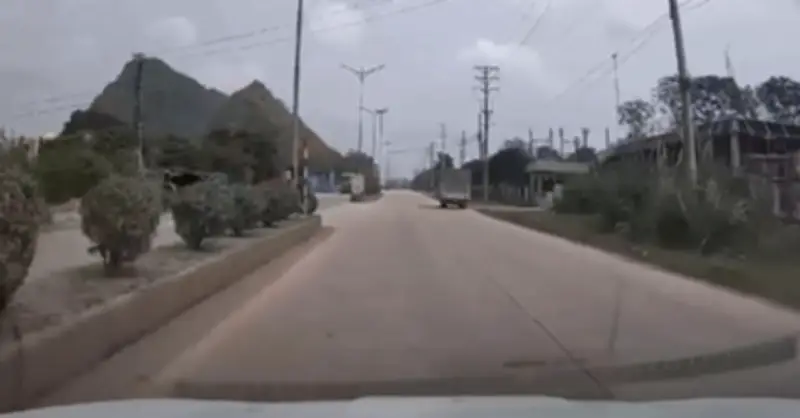 Xe máy sang đường, ô tô đánh lái liên tục tránh va chạm trong tích tắc