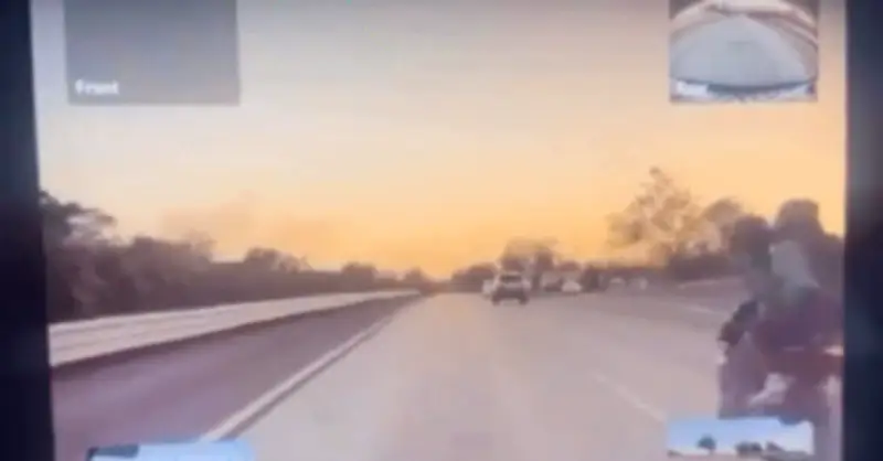 Xe máy va chạm kinh hoàng với đuôi ô tô, kết thúc bằng vụ nổ lớn