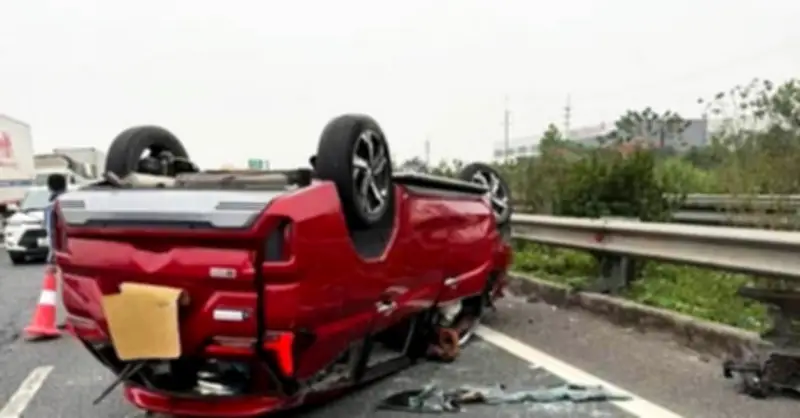Xe ô tô con lật ngửa trên cao tốc, tài xế may mắn thoát nạn