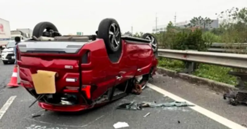 Xe ô tô con lật úp trên cao tốc, tài xế may mắn thoát nạn