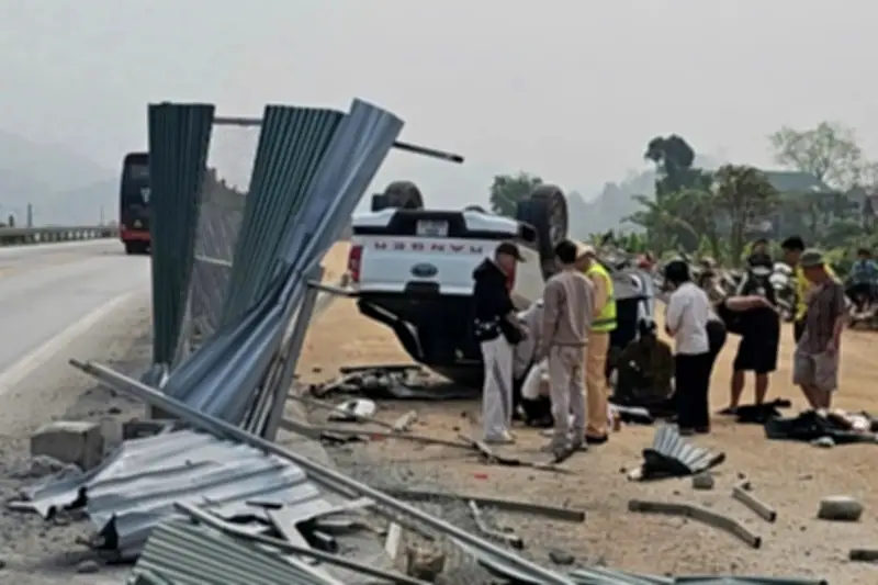 Xe ô tô lao khỏi đường cao tốc Nội Bài - Lào Cai, tài xế tử vong tại chỗ