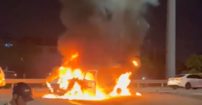 Xe tải bốc cháy dữ dội tại TP.HCM, biến dạng hoàn toàn sau 10 phút