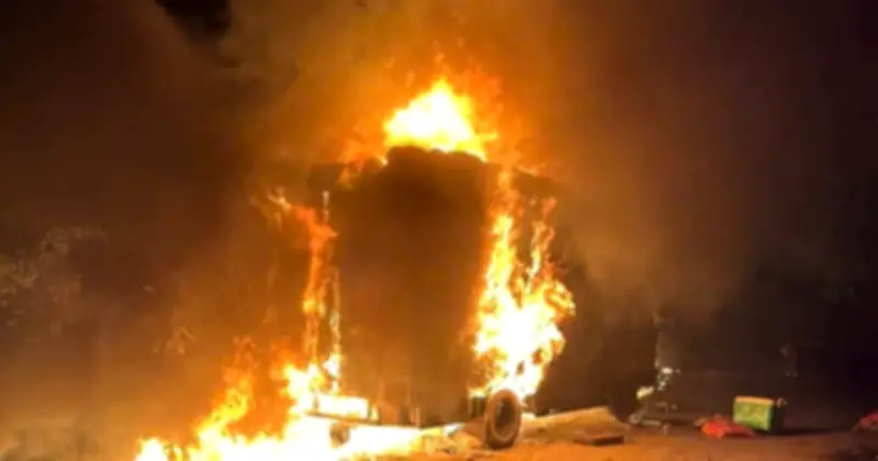 Xe tải bốc cháy dữ dội trên tỉnh lộ Quảng Trị, hai vợ chồng may mắn thoát nạn