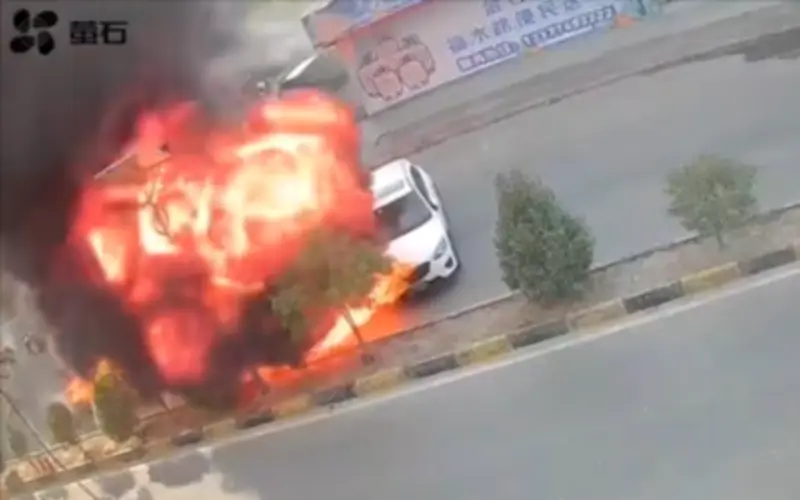 Xe tải bốc cháy giữa đường, tài xế xe trắng xử lý sai khiến cư dân mạng nín thở