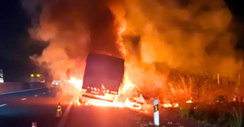 Xe tải bất ngờ bốc cháy dữ dội trên cao tốc Hà Nội - Hải Phòng