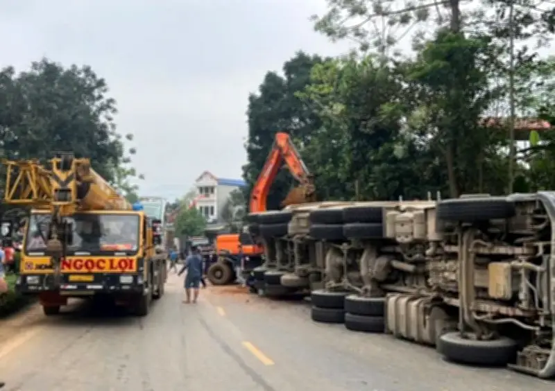 Xe tải chở đất lật nghiêng đè trúng ô tô và xe máy tại Phú Thọ