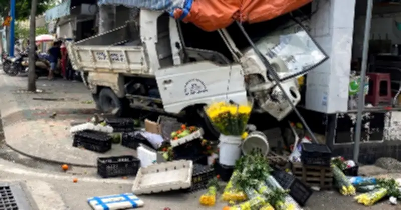 Xe tải chạy ngược chiều gây tai nạn liên hoàn, hàng trái cây văng tung tóe ở TP.HCM