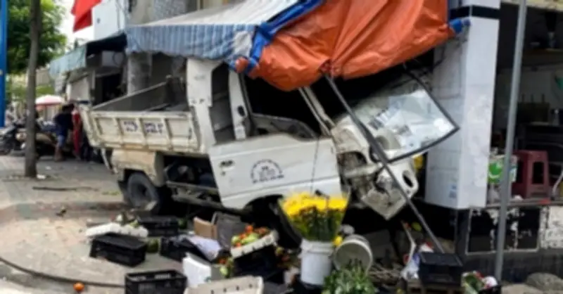 Xe tải chạy ngược chiều gây tai nạn nghiêm trọng, đổ sập sạp trái cây ở TP.HCM