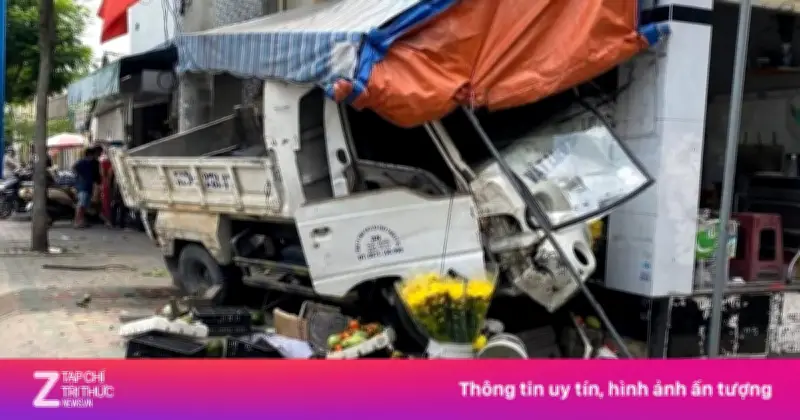 Xe tải chạy ngược chiều, lao lên vỉa hè húc sập sạp trái cây tại TP.HCM