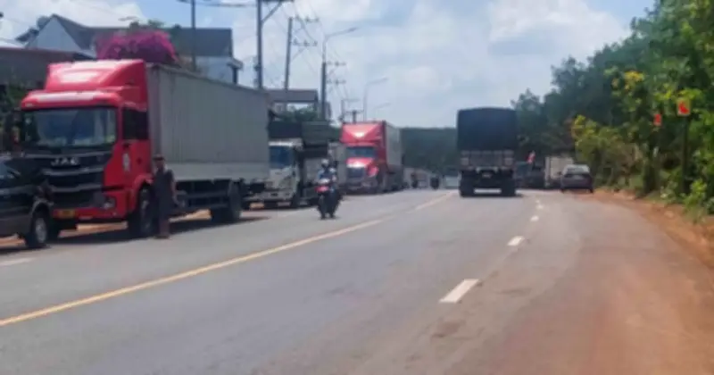 Xe tải, container đậu tràn lan trên QL56 Đồng Nai, đe dọa an toàn giao thông