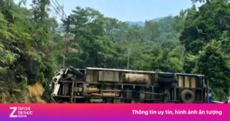 Xe Tải Lật Chắn Ngang Đường Đèo B40, Giao Thông Lâm Đồng Tê Liệt Nhiều Giờ