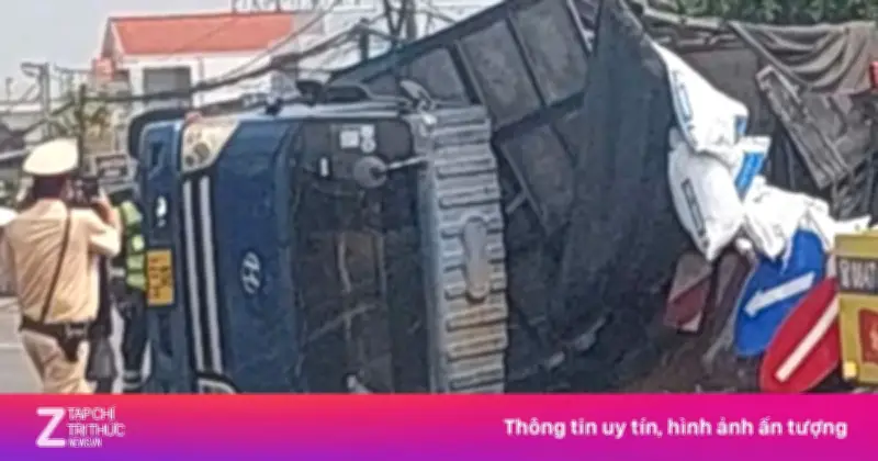 Xe tải lật ngang trên quốc lộ 1A ở Đồng Tháp khi tránh xe đạp điện băng ngang